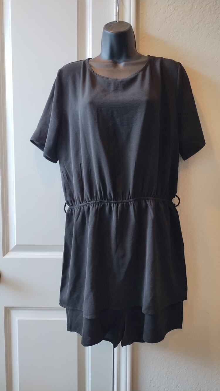 Short Sleeves Tiered Open Back Jumpsuit shorts Black romper size Large